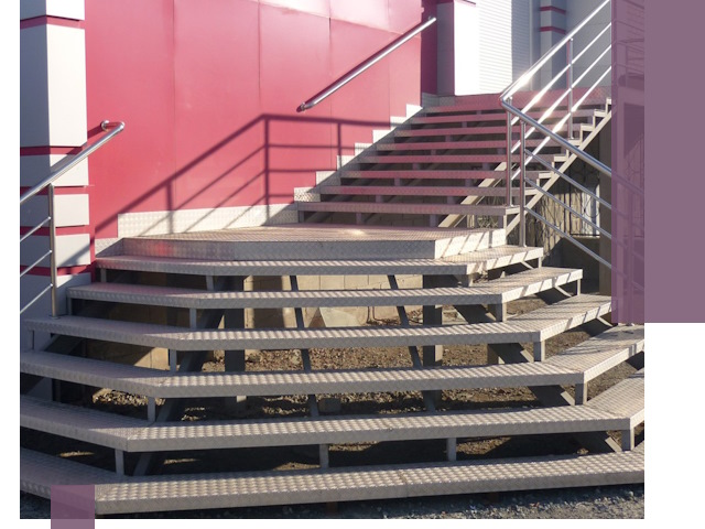 Лестницы для магазина в Муравленке — изготовление и монтаж