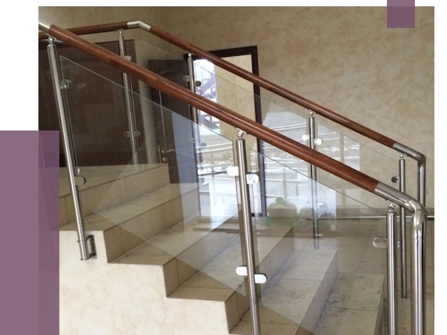 Комбинированные перила из металла и дерева в Муравленке