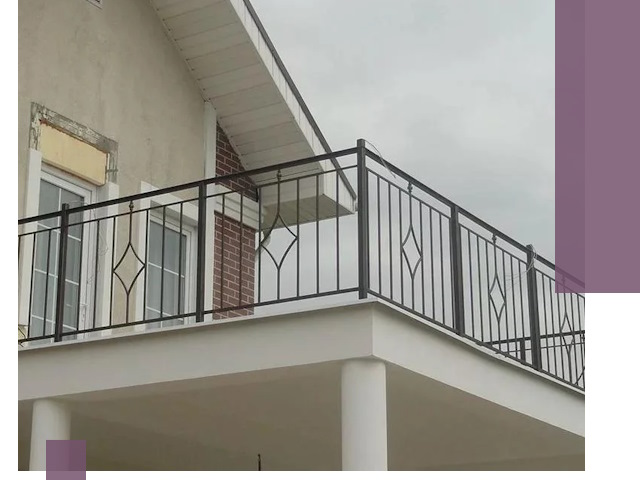 Изготовление балконных ограждений в Муравленке из металла и стекла